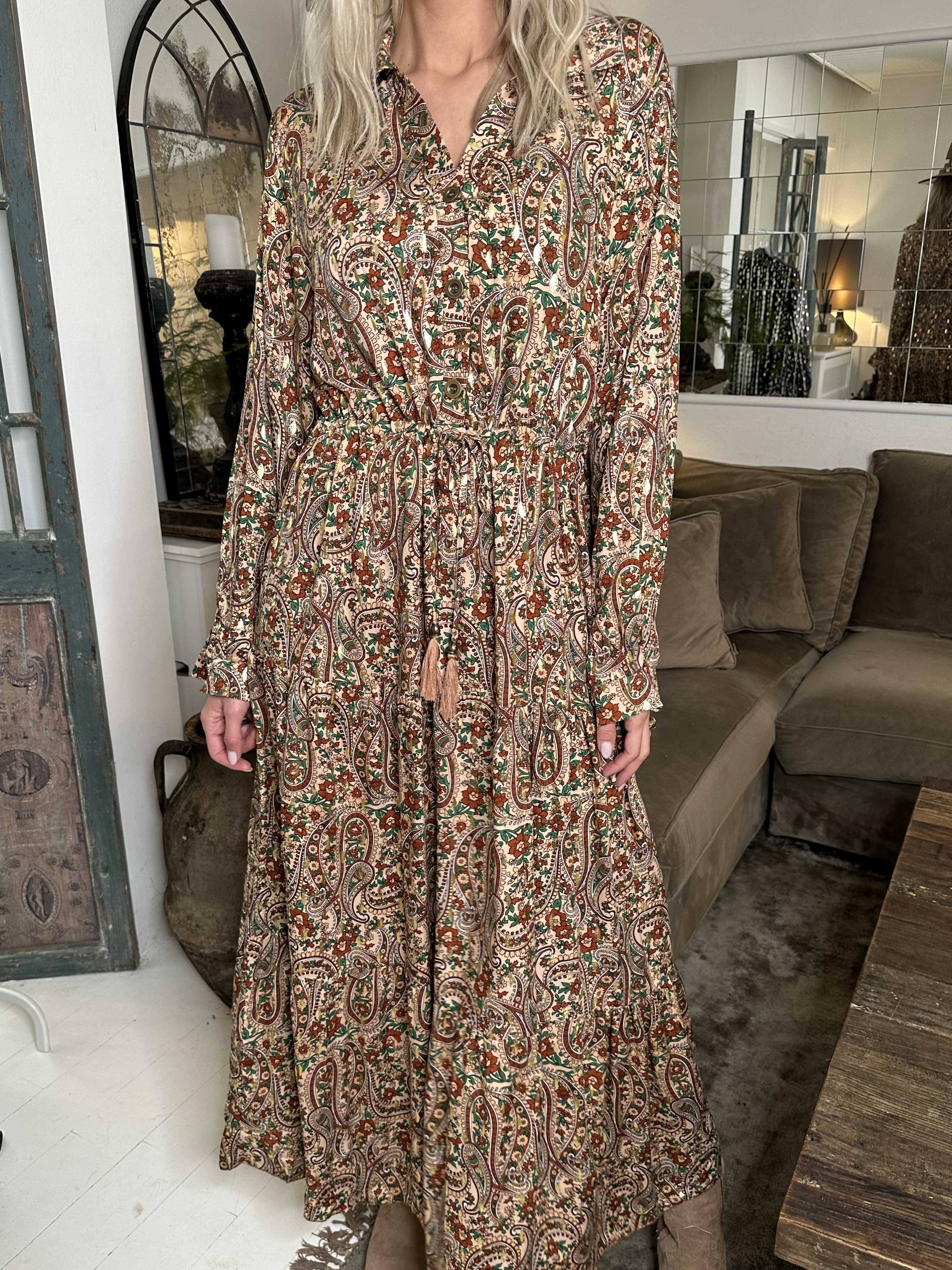 Shelly Paisley - Lang mønstret kjole i viskose med gulddetaljer